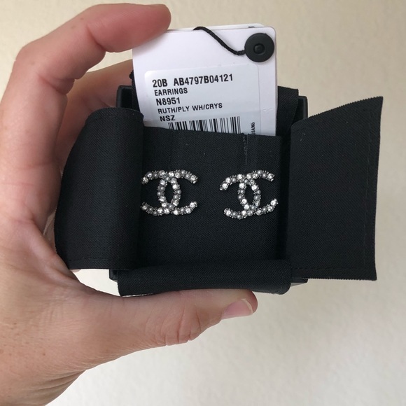 ❌SOLD❌ CHANEL 20B Ruthenium Crystal & Pearl Studs - Picture 3 of 11
